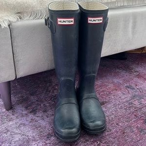 Women’s Hunter Boots - Size 38 - Tall - Navy - includes cable knit sock liners!